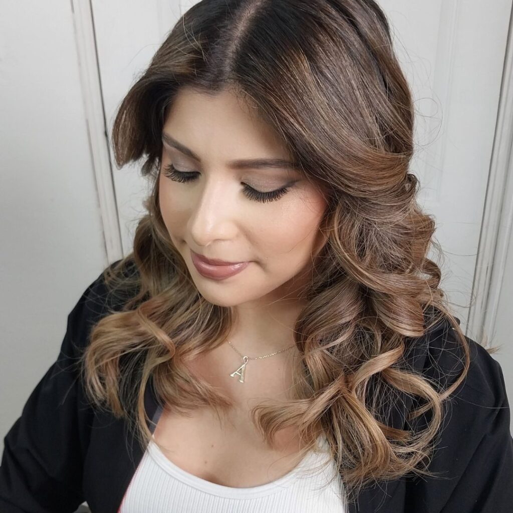 mujer peinada con ondas