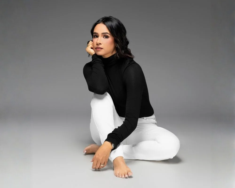 mujer sentada en el piso