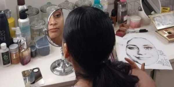 mujer en clase de maquillaje