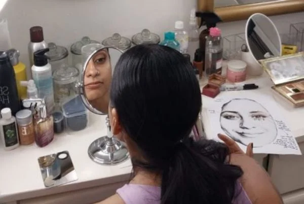 mujer en clase de automaquillaje